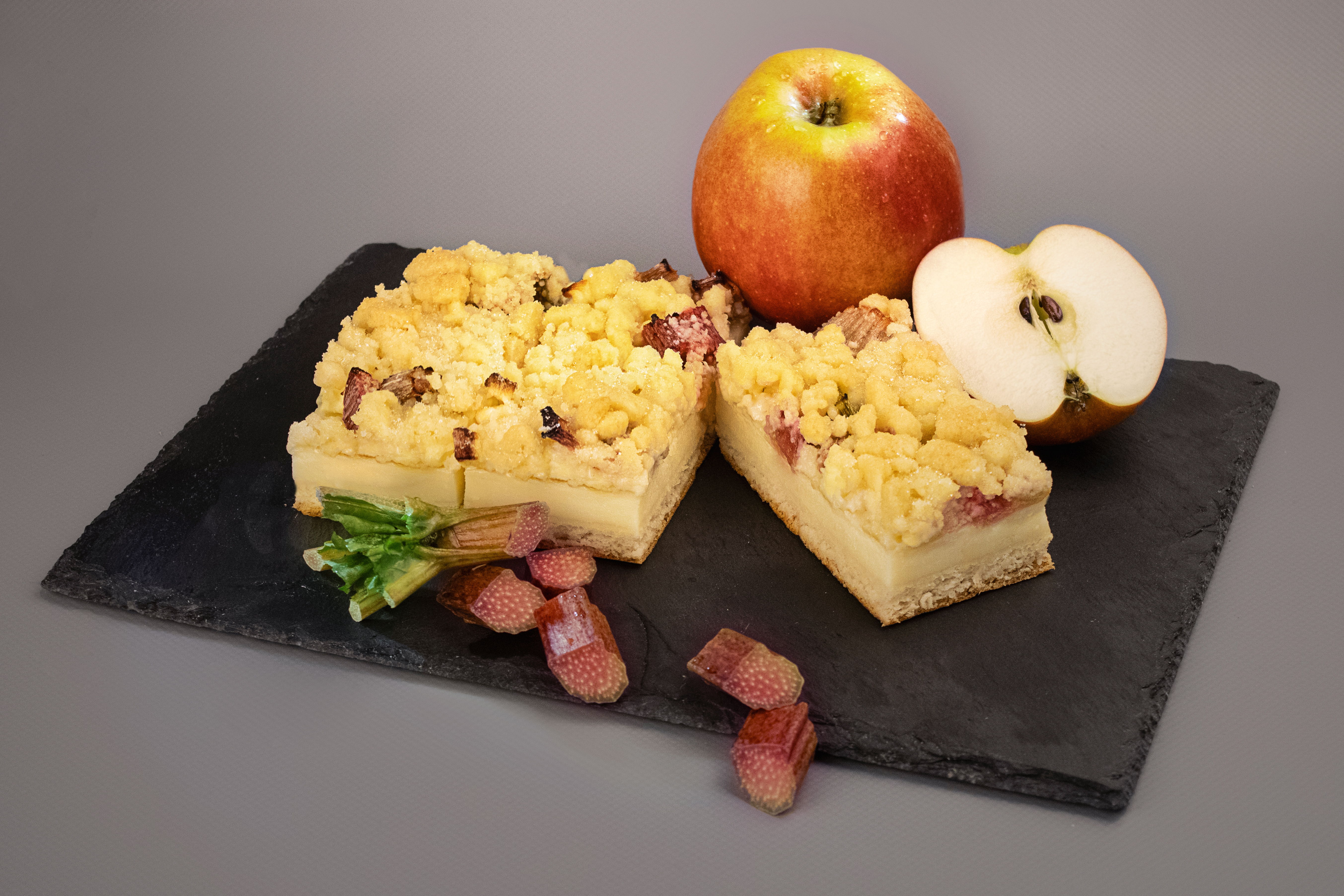 Apfel-Rhabarberkuchen mit Streusel