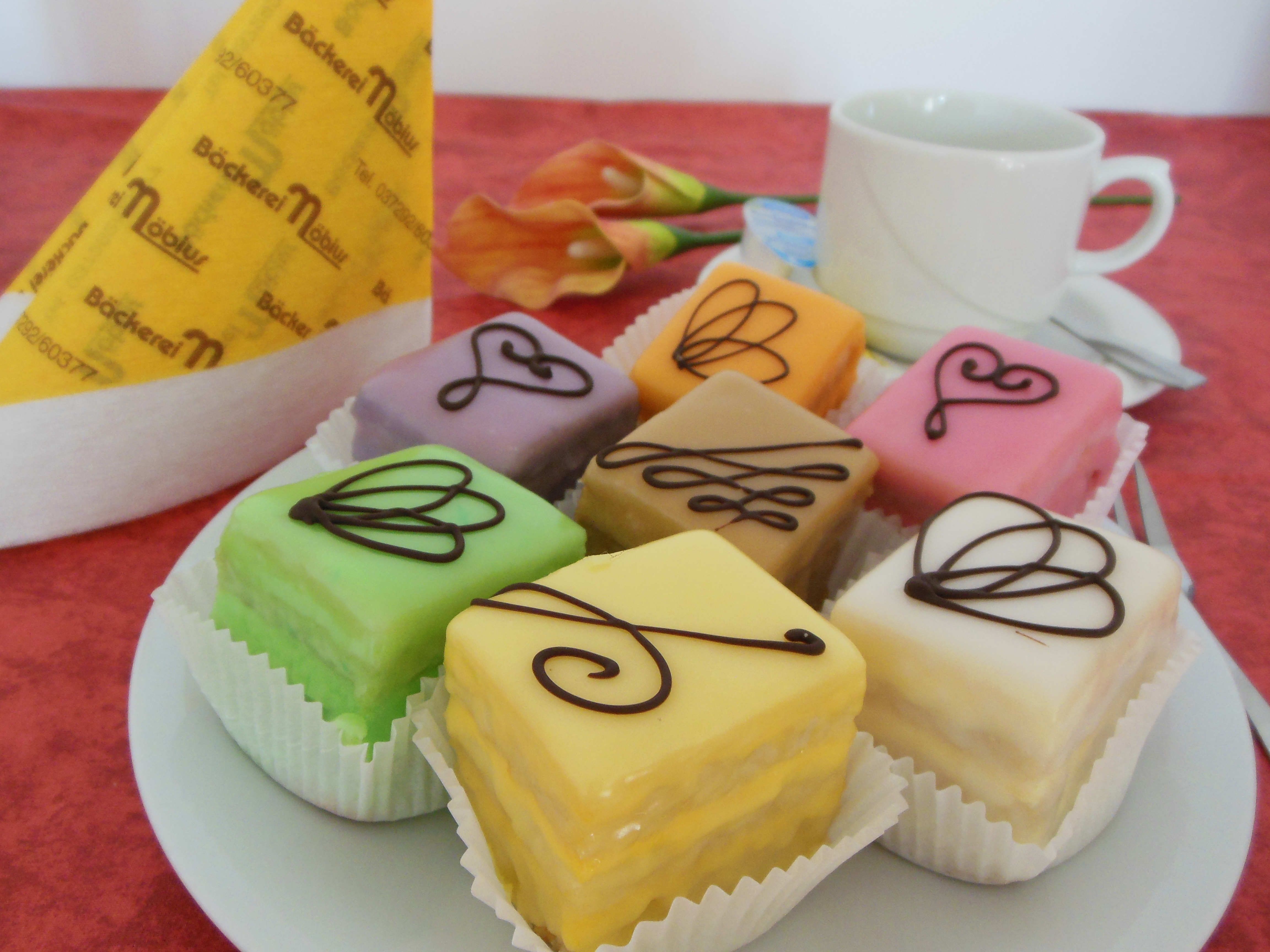BT Petit fours